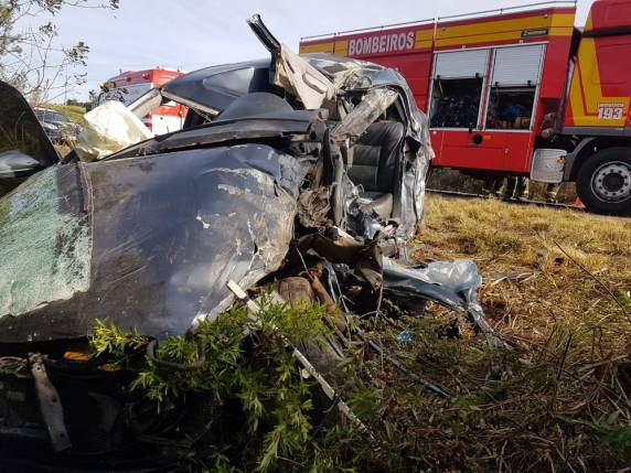 Mulher sobrevive após carro ficar destruído em batida com carreta em Santa Catarina - foto 3