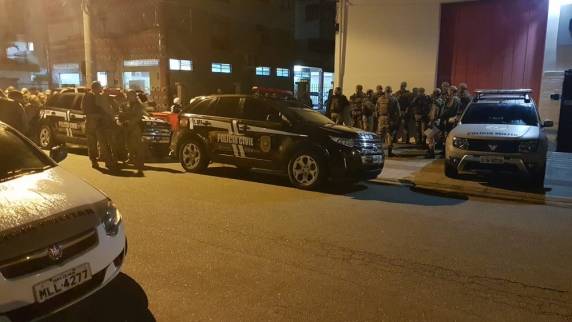 São cumpridos 30 mandados de busca e apreensão e 9 de prisões temporárias na comunidade Pasto do Gado no Monte Cristo, em Florianópolis