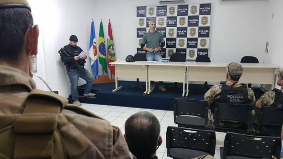 São cumpridos 30 mandados de busca e apreensão e 9 de prisões temporárias na comunidade Pasto do Gado no Monte Cristo, em Florianópolis