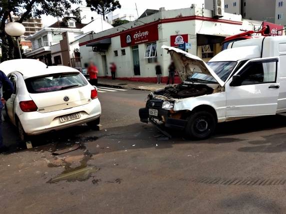 Colisão provoca tombamento e deixa feridos no centro de Santo Ângelo - foto 2