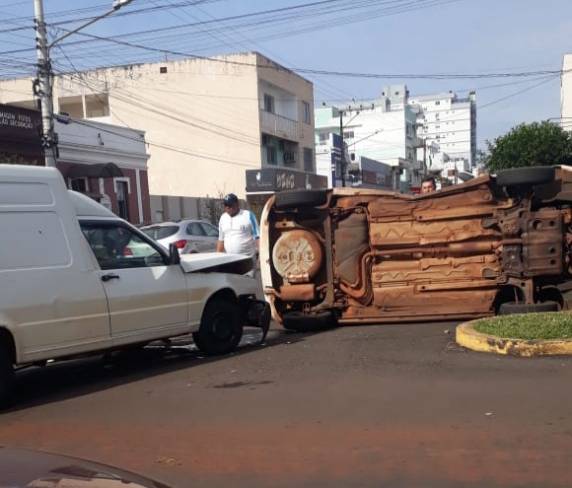 Colisão provoca tombamento e deixa feridos no centro de Santo Ângelo - foto 3