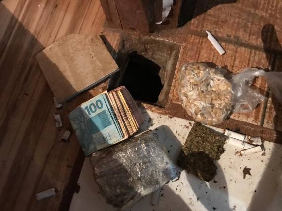 Polícia Civil estoura ''boca de tráfico'' e prende onze pessoas em Cerro Largo - foto 3