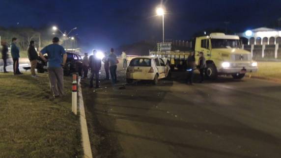 Ninguém se feriu com gravidade na colisão entre Versailles, Clio e caminhão