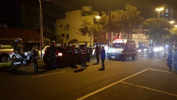 Grave acidente de trânsito entre cinco veículos é registrado no Centro de Chapecó - foto 2