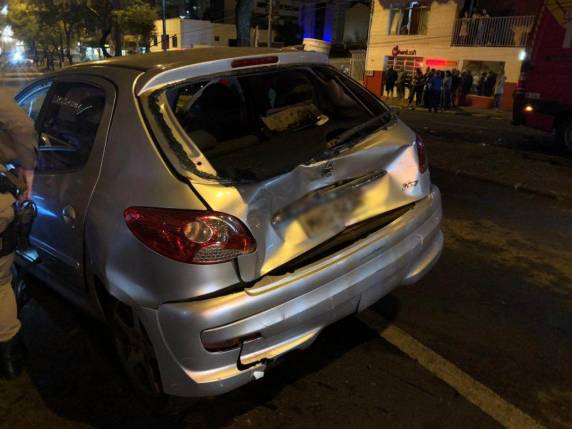 Grave acidente de trânsito entre cinco veículos é registrado no Centro de Chapecó - foto 3