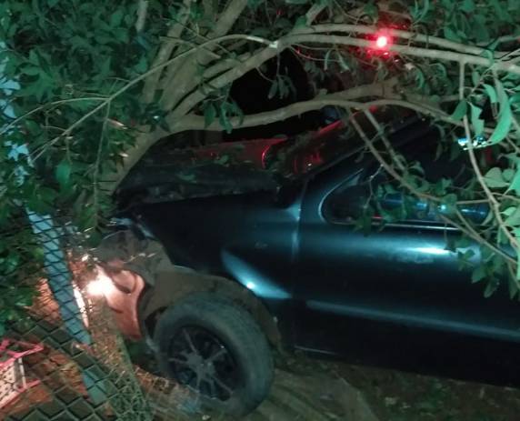 Motorista perde controle, bate veículo e deixa residência sem luz em Santo Augusto - foto 2