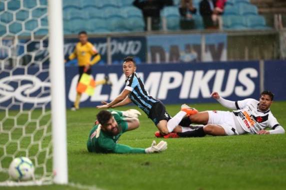 Tricolor saiu atrás, mas contou com dois gols do atacante para chegar à virada