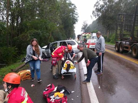 Colisão frontal deixa cinco feridos na BR 290 - foto 4