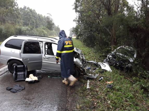 Outras quatro pessoas ficaram feridas no acidente. Segundo a PRF, colisão foi causada por uma tentativa de ultrapassagem em local proibido