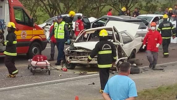 Equipes de resgate foram acionadas por volta das 13h30min deste domingo; uma pessoa morreu