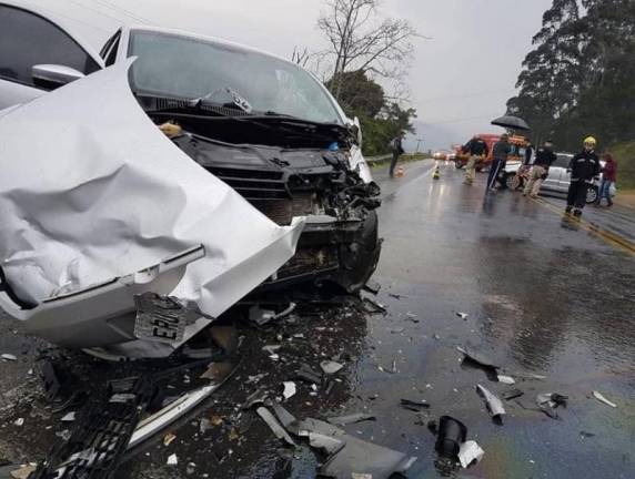 Colisão foi registrada por volta das 14h30min deste domingo e deixou a rodovia interditada por alguns minutos