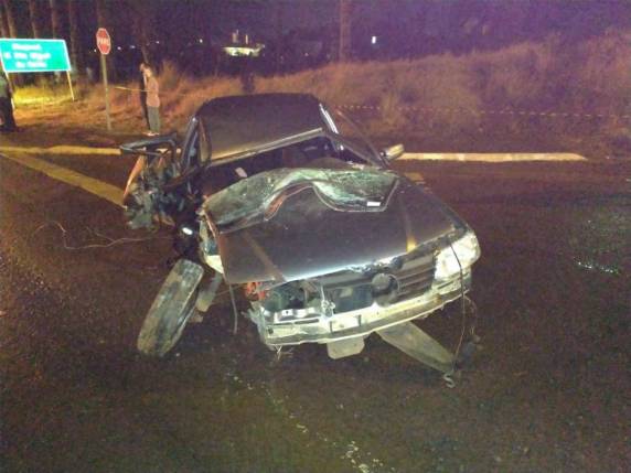 Carro ocupado por quatro pessoas bate em poste em paralela à BR-282 - foto 2