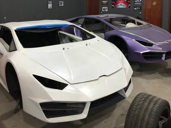 Donos do local, pai e filho serão indiciados. Eram feitas falsificações das marcas Ferrari e Lamborghini