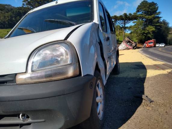 Carreta tomba, atinge veículo e mulher fica ferida na ERS-324, em Passo Fundo - foto 2