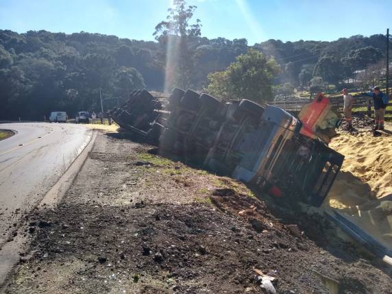 Carreta tomba, atinge veículo e mulher fica ferida na ERS-324, em Passo Fundo - foto 3