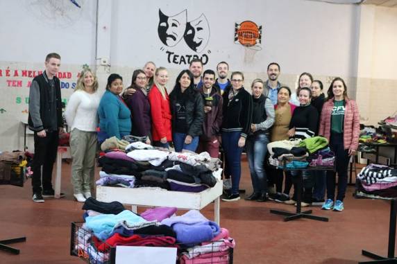 Ao total, foram distribuídos 1.204 peças de roupas, 176 calçados, 49 cobertores e 27 lençóis
