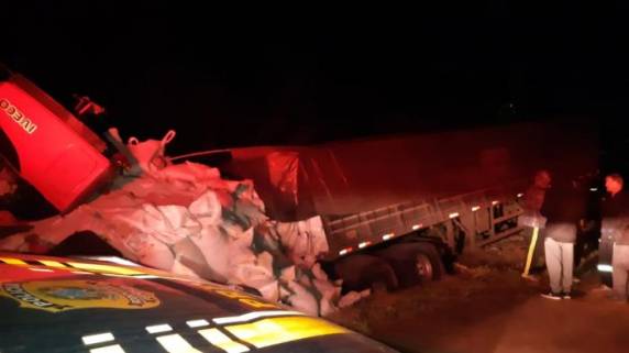 Acidente ocorreu no km 26 da rodovia, na noite de segunda-feira