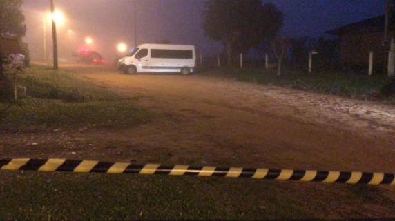 Uma criança de quatro anos e um homem ficaram feridos na ação, ocorrida na noite de terça
