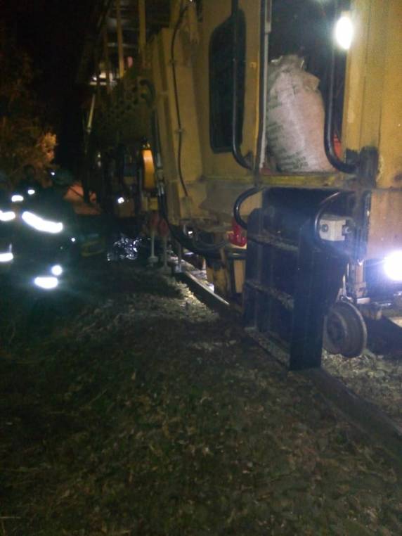 Testemunhas disseram ao Corpo de Bombeiros que ele teria dormido com as pernas nos trilhos. A vítima ficou presa às ferragens e os trabalhos para liberá-las levaram cerca de 2h