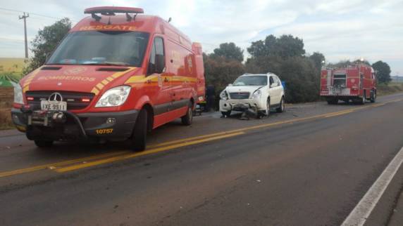 Acidente envolvendo três carros deixa duas pessoas presas as ferragens entre Passo Fundo e Ernestina - foto 4