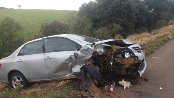 Acidente envolvendo três carros deixa duas pessoas presas as ferragens entre Passo Fundo e Ernestina - foto 3