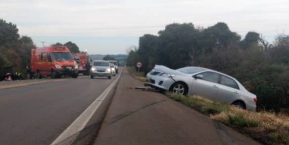 Acidente envolvendo três carros deixa duas pessoas presas as ferragens entre Passo Fundo e Ernestina - foto 2