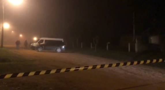 Menino de quatro anos levou três tiros quando o carro que estava furou bloqueio da Polícia Federal