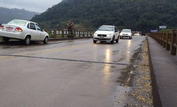 Jovem bate propositalmente o carro na ponte do Goio-Ên - foto 3