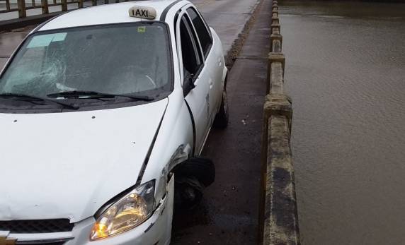 Jovem bate propositalmente o carro na ponte do Goio-Ên - foto 2