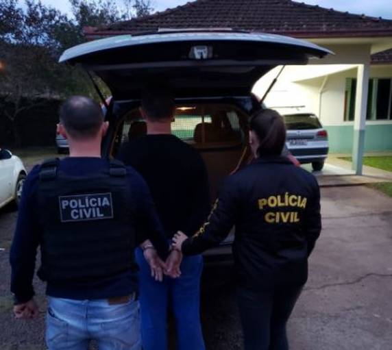 Ele estaria bêbado quando bateu carro em árvore e fugiu após a colisão. Vítimas estavam no veículo