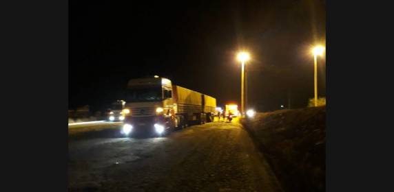 Colisão seguida de tombamento bloqueia parcialmente trecho da BR-163 - foto 3