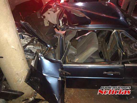 Automóvel Santana ficou destruído