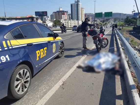 Caso ocorreu no sábado e vítima de 34 anos morreu no local. Responsável pela linha não foi identificado
