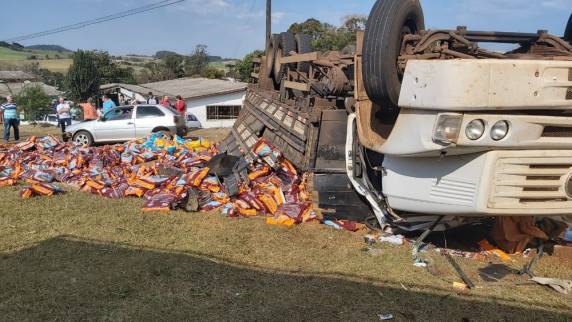 Três pessoas ficam feridas após caminhão tombar na BR-163 em Guarujá do Sul - foto 2