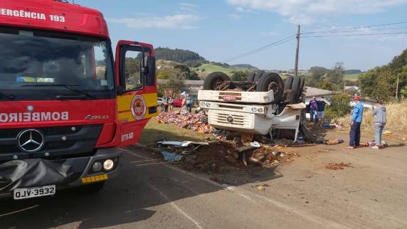 Três pessoas ficam feridas após caminhão tombar na BR-163 em Guarujá do Sul - foto 3