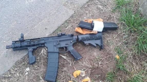 Um fuzil 556 com munição foi apreendido no local