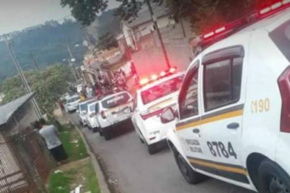 Um fuzil 556 com munição foi apreendido no local