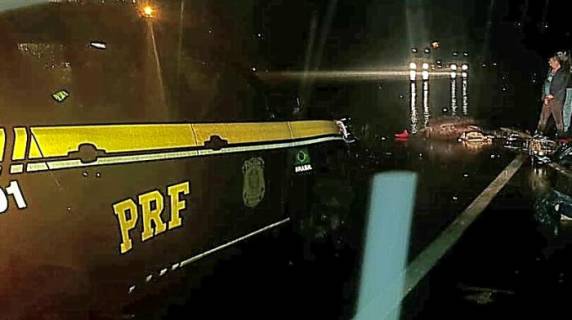 Colisões ocorreram no início da noite desta segunda-feira