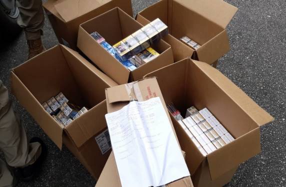 Assaltantes são presos na BR 101 em Itajaí com cigarros roubados e com veículo clonado - foto 3