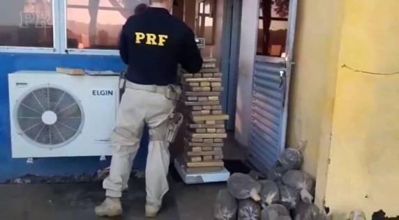 Motorista é preso com quase 1 tonelada de maconha em ônibus escolar falso, diz PRF - foto 3