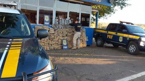 Motorista é preso com quase 1 tonelada de maconha em ônibus escolar falso, diz PRF - foto 2