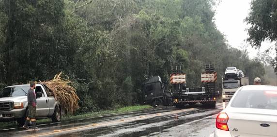 Veículo do Exército é envolvido em acidente na BR 287 em Santiago - foto 2