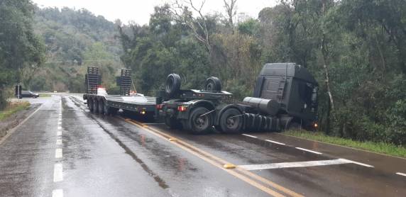 Veículo do Exército é envolvido em acidente na BR 287 em Santiago - foto 3