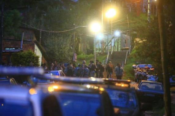 Grupo estava escondido em uma residência, onde teria feito uma família refém