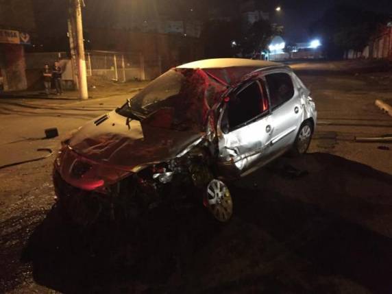 Acidente ocorreu por volta das 4h30min, no bairro Bela Vista
