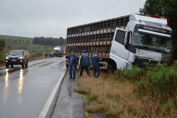 Grave acidente envolve dois caminhões na ERS 324 entre Três Palmeiras e Ronda Alta - foto 3