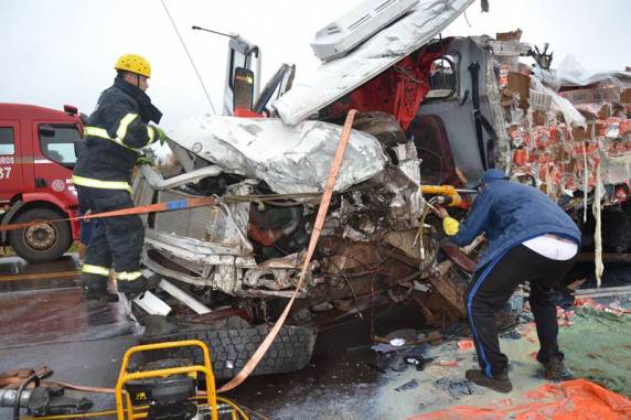 Grave acidente envolve dois caminhões na ERS 324 entre Três Palmeiras e Ronda Alta - foto 5