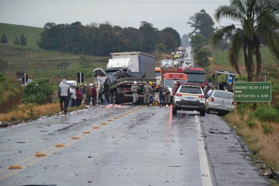 Grave acidente envolve dois caminhões na ERS 324 entre Três Palmeiras e Ronda Alta - foto 8