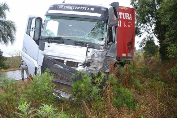 Grave acidente envolve dois caminhões na ERS 324 entre Três Palmeiras e Ronda Alta - foto 7