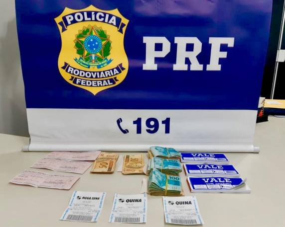 Foram encontrados 22 mil reais com dois homens e uma mulher. Os homens levavam dinheiro escondido nas cuecas
